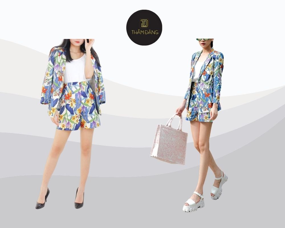 Áo vest trơn kết hợp quần short họa tiết in hoa tạo nên điểm nhấn thú vị cho tổng thể trang phục.
