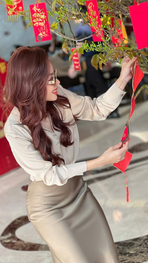 image Áo kiểu cổ sơmi, tay dài, có dây kéo ở bên hông eo 35