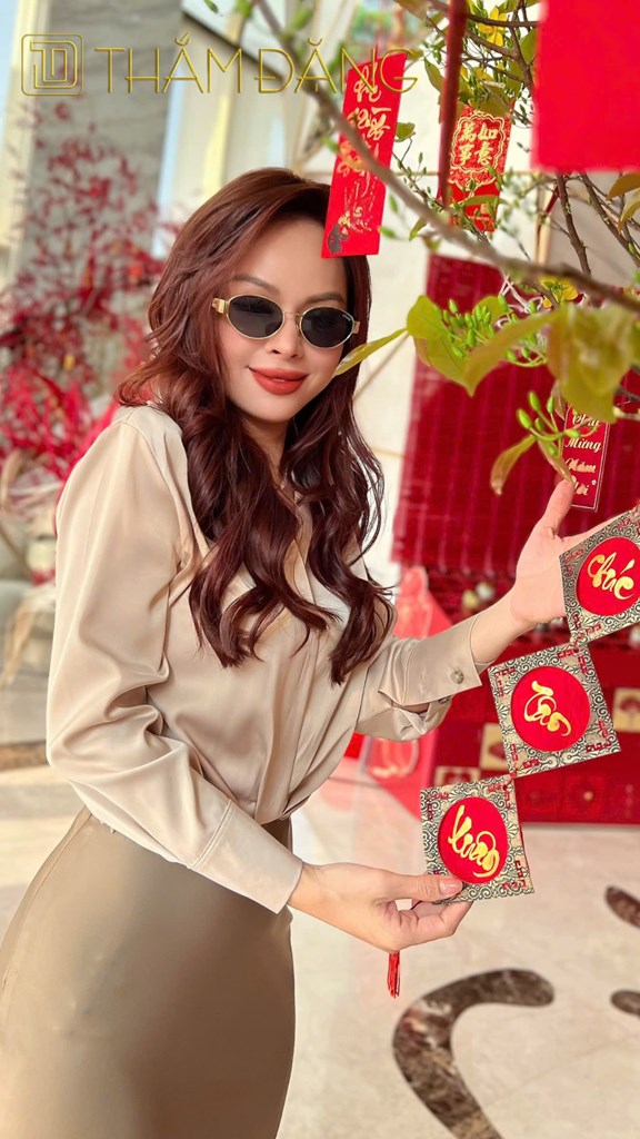 image Áo kiểu cổ sơmi, tay dài, có dây kéo ở bên hông eo 0