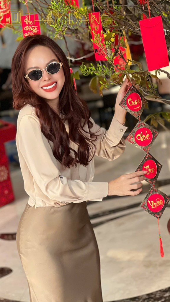 image Áo kiểu cổ sơmi, tay dài, có dây kéo ở bên hông eo 1