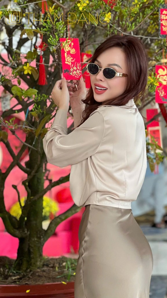 image Áo kiểu cổ sơmi, tay dài, có dây kéo ở bên hông eo 40