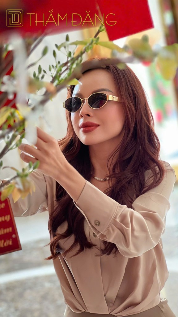 image Áo kiểu cổ sơmi, tay dài, có dây kéo ở bên hông eo 42