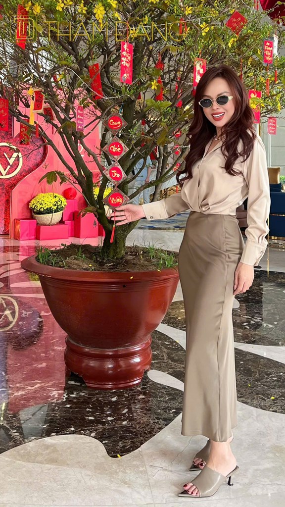 image Áo kiểu cổ sơmi, tay dài, có dây kéo ở bên hông eo 44