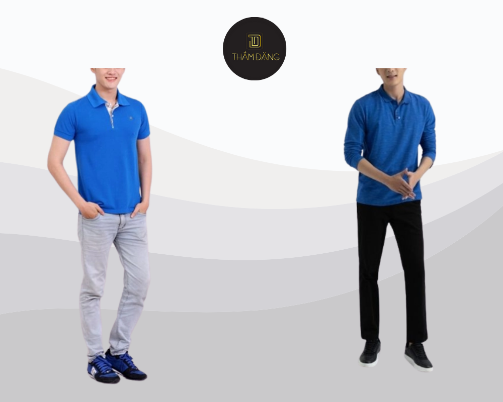 Set đồ áo thun xanh lam và quần kaki mang đến vẻ ngoài trẻ trung, năng động nhưng vẫn lịch sự, hoàn hảo cho những ngày cuối tuần hoặc môi trường làm việc thoải mái.