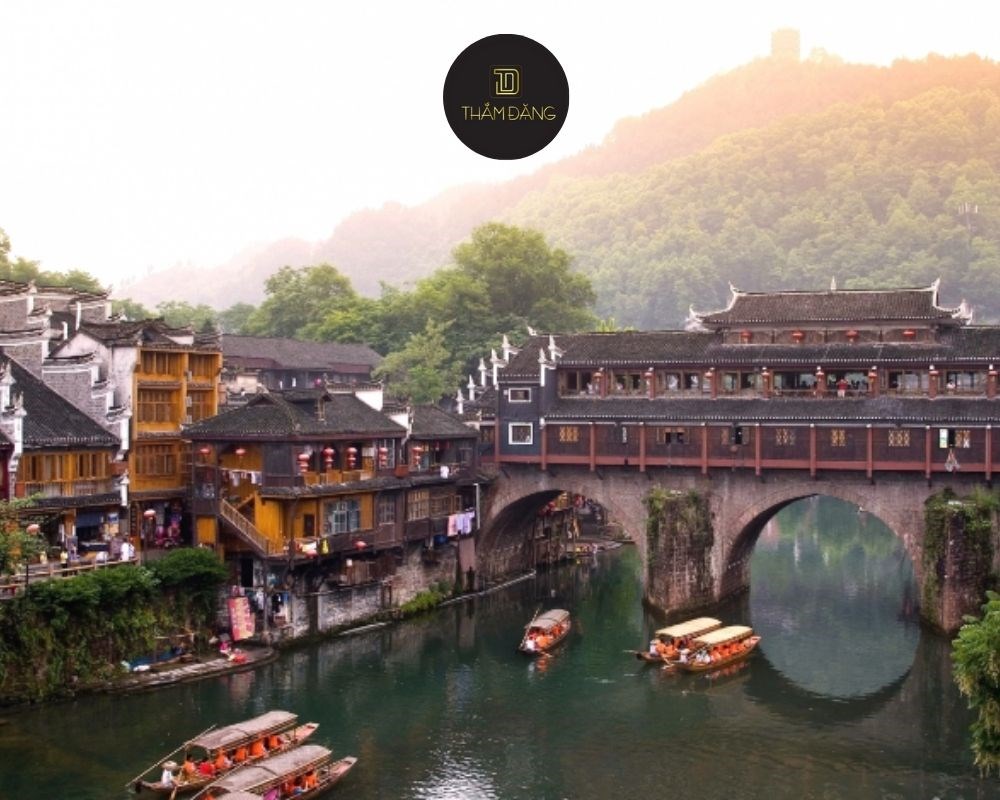 đi Phượng Hoàng Cổ Trấn mặc gì phù hợp phong cảnh